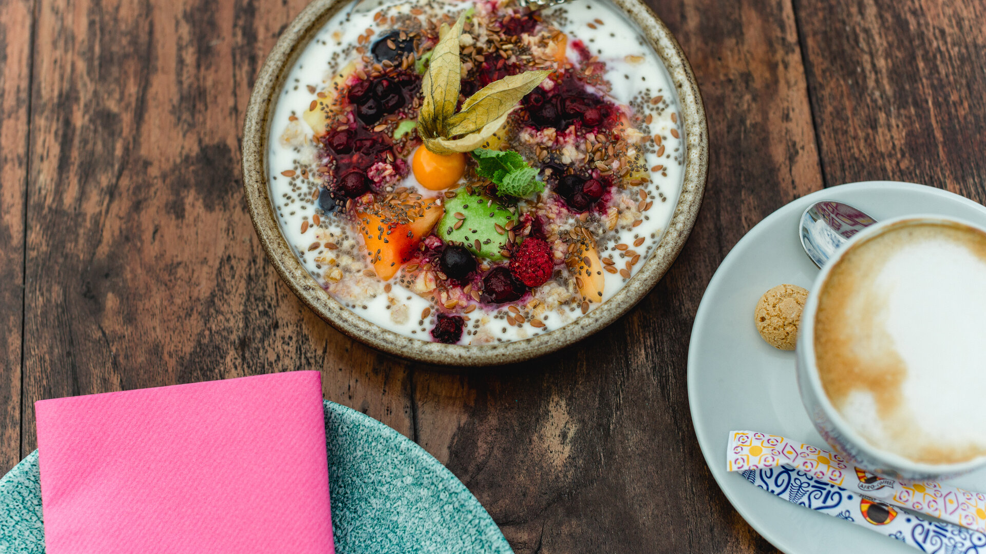 <p>Das Beachhouse, direkt in der Bucht des Wörthersees im Zentrum von Velden verbindet, wie kein anderes Restaurant, die Themen: See, Essen, Menschen, gechillter Lifestyle und Entspanntheit.&nbsp;</p>