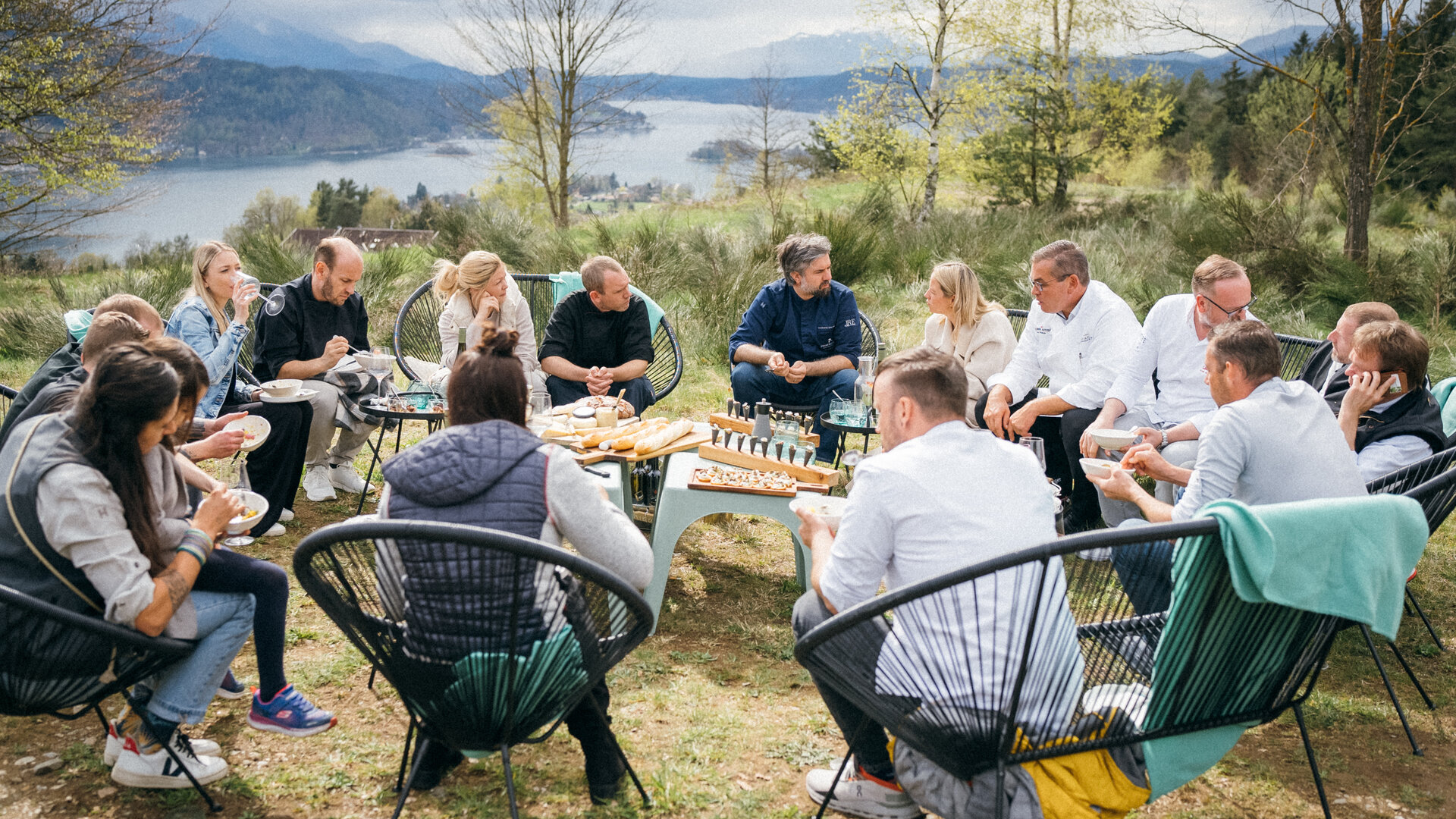 <p>Wie verstehen sich die Köche der See.Ess.Spiele unteinander? Und worüber reden sie, wenn sie alle zusammenkommen? Wir haben's rausgefunden und alle zu einem Treffen am Pirkerkogel eingeladen.</p>